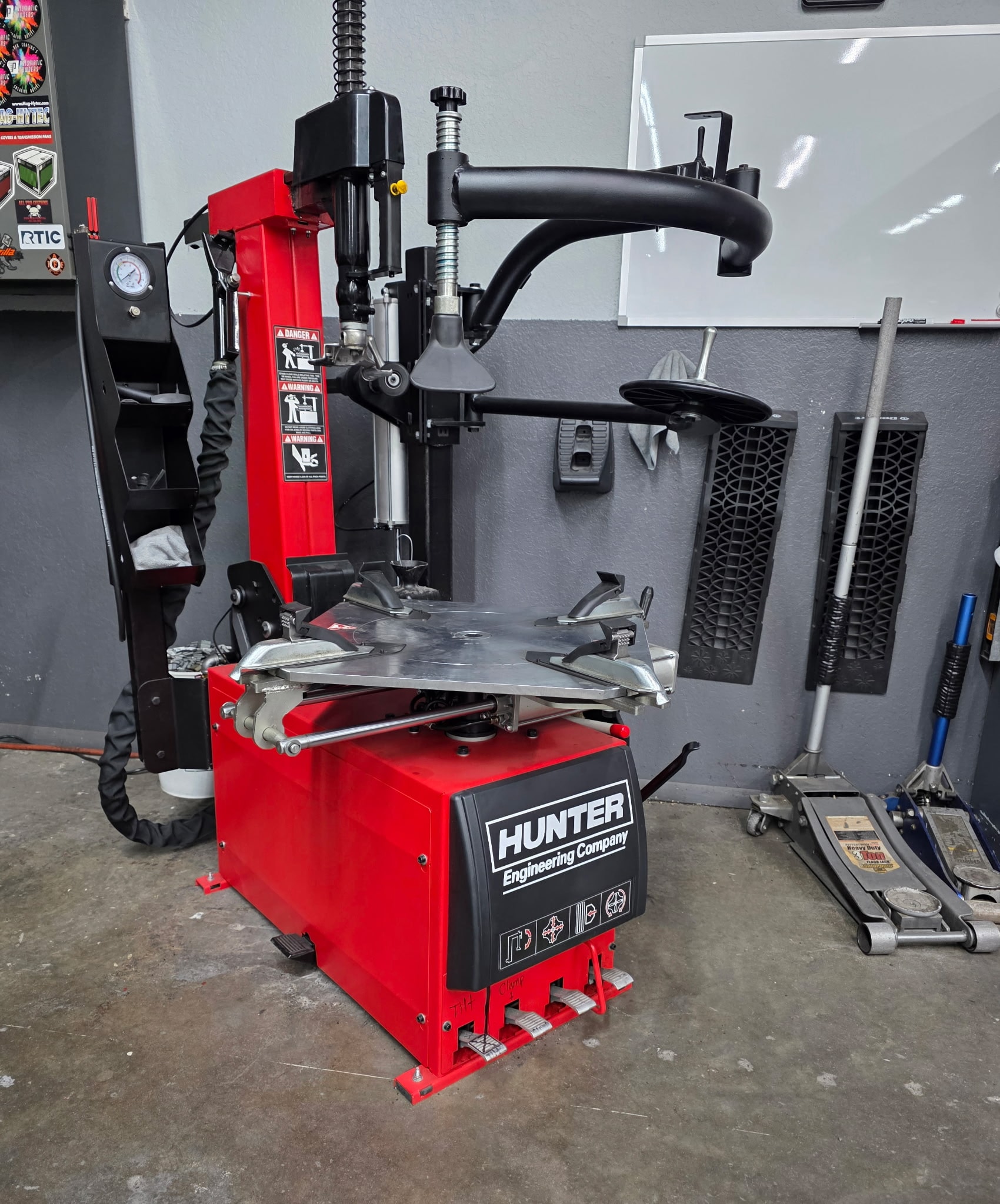 Tire mounting and balancing machine
